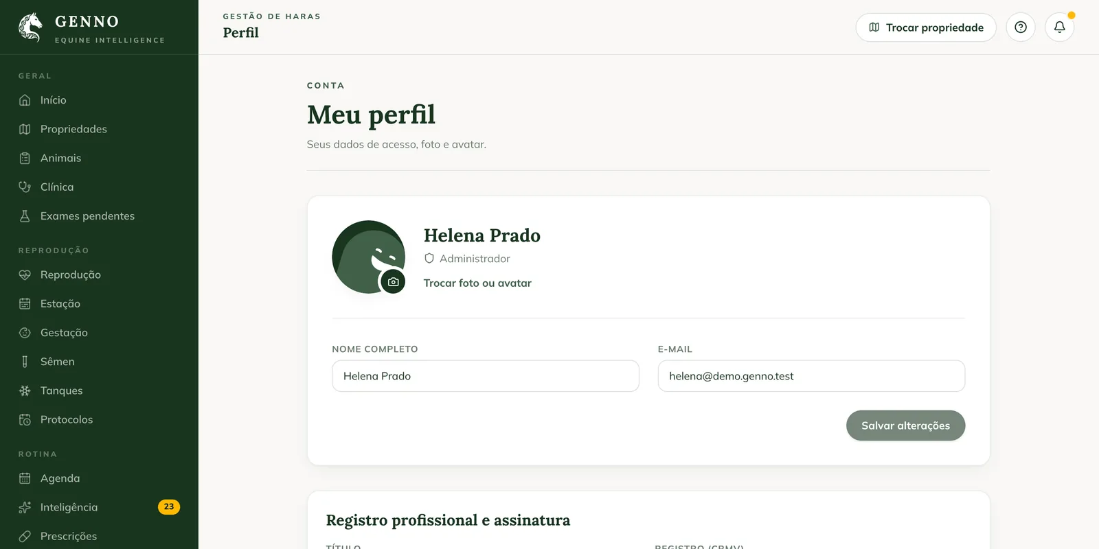 Página Meu perfil na web, com a foto, o perfil de acesso Administrador, Nome completo, E-mail e Registro profissional e assinatura