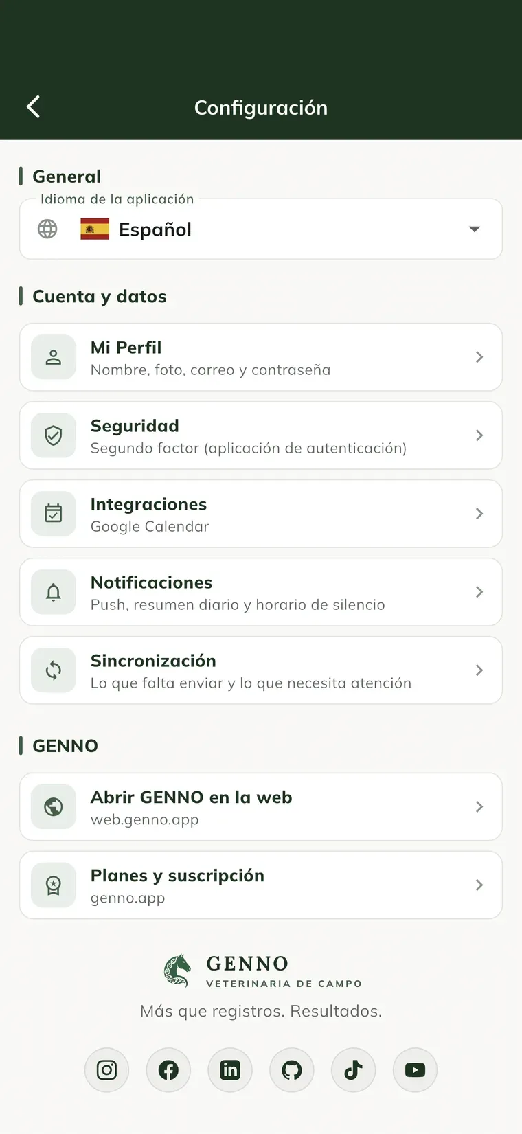 Pantalla Configuración en la app, con Idioma de la aplicación, Mi Perfil, Notificaciones, Sincronización, Abrir GENNO en la web y Planes y suscripción