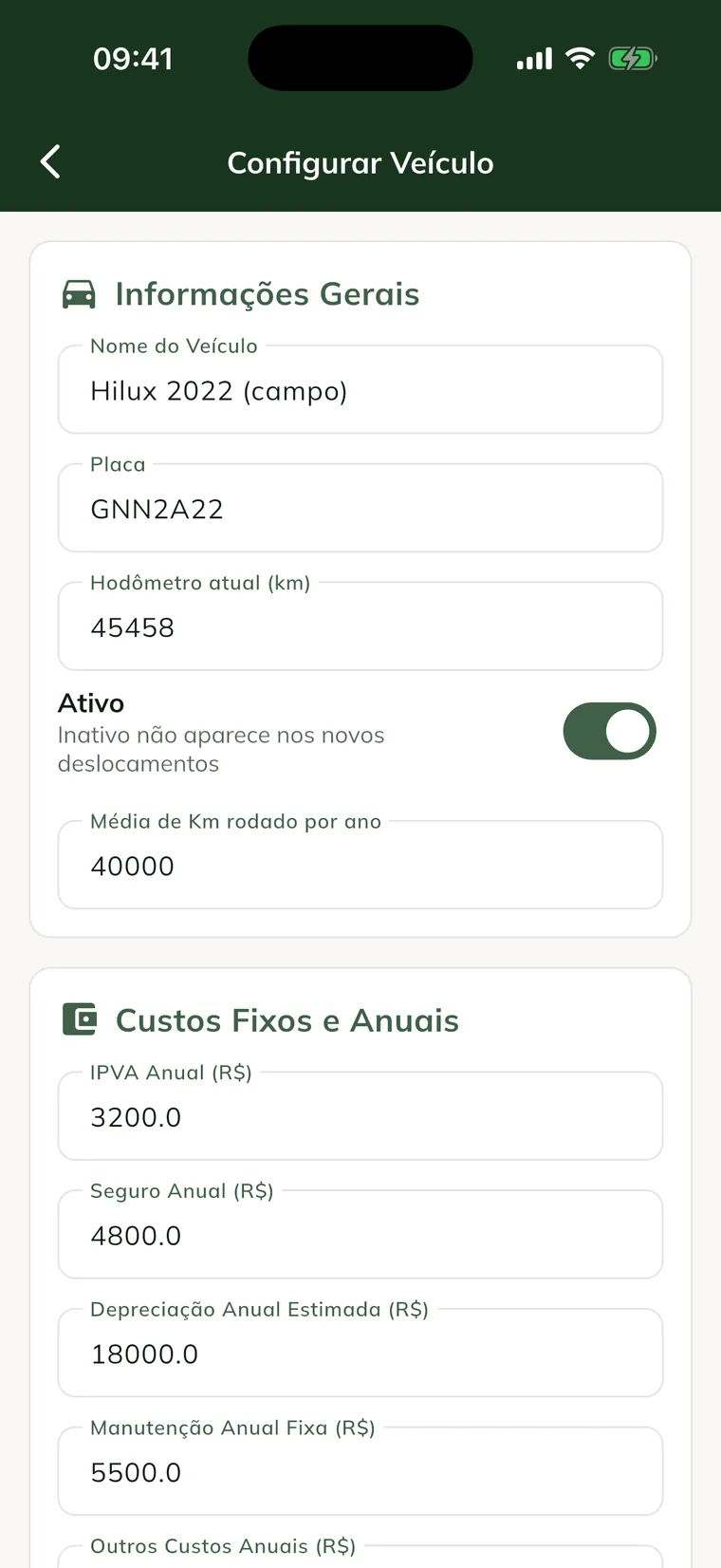 Pantalla Configurar Vehículo en la app, con Información General y Costos Fijos y Anuales completados