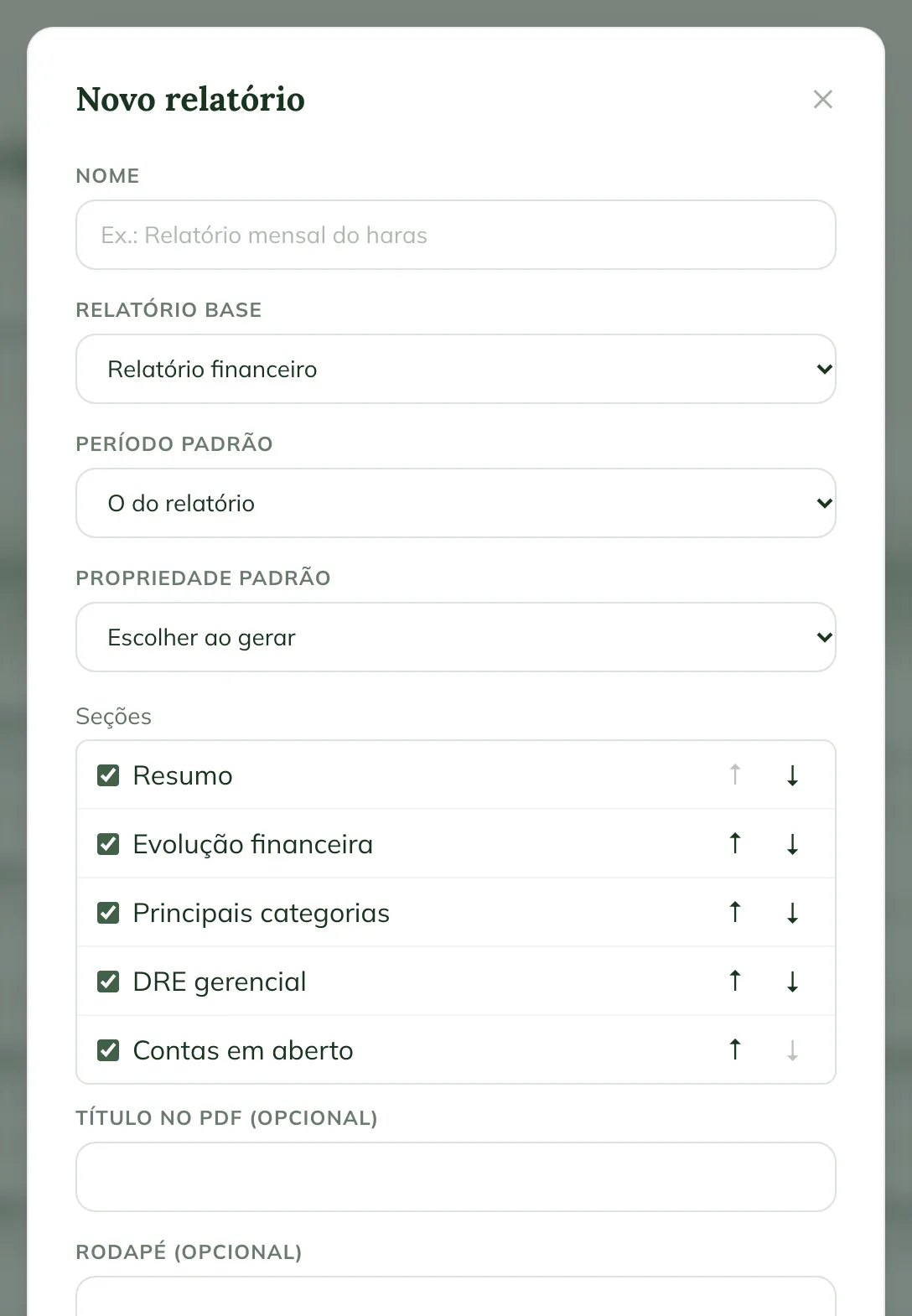 Ventana Nuevo informe en la web, con Nombre, Informe base, Período predeterminado, Propiedad predeterminada, las secciones con las flechas de orden y Título en el PDF