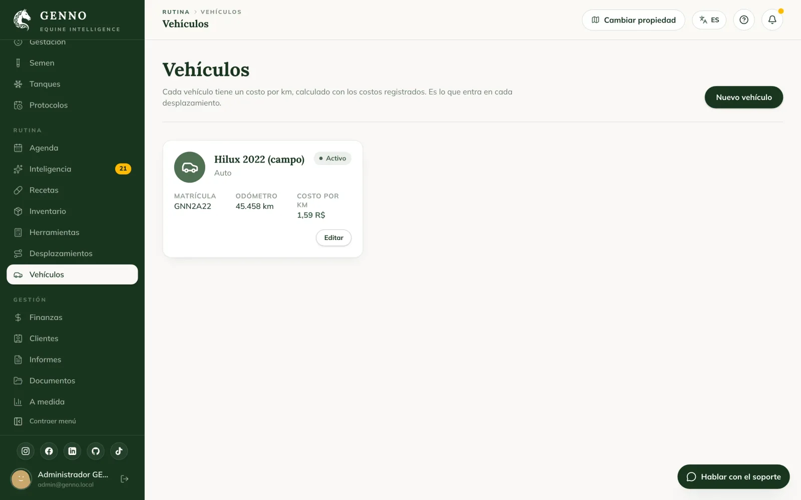 Página Vehículos en la web, con una tarjeta por vehículo mostrando ícono, tipo, placa, odómetro y costo por km